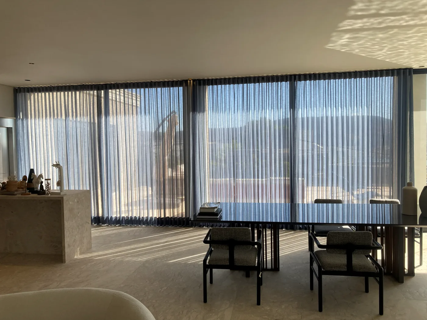 Sala de jantar da Casa no Gran Royalle, em Lagoa Santa, com cortinas voil e vista panorâmica