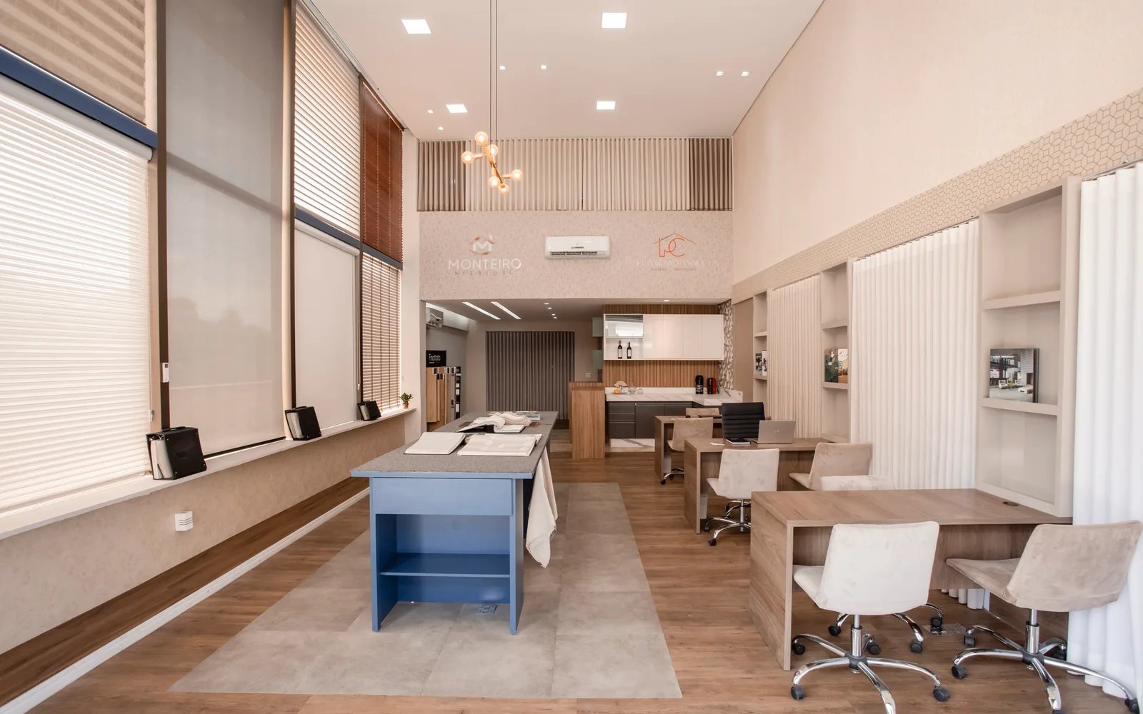Showroom da Monteiro Interiores na Pampulha, BH — pé-direito alto, amostras e estrutura