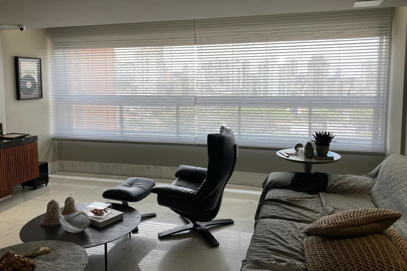 Cortina motorizada em ambiente residencial
